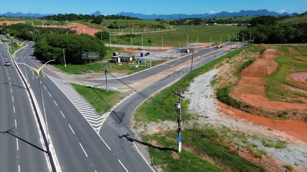 Vista aérea do acesso e das vias urbanizadas do Sweet Village