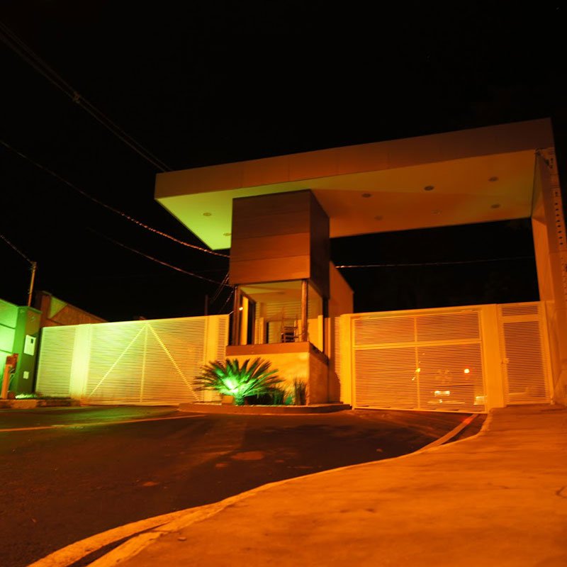 Portaria iluminada do Blue Garden Vale dos Araxás